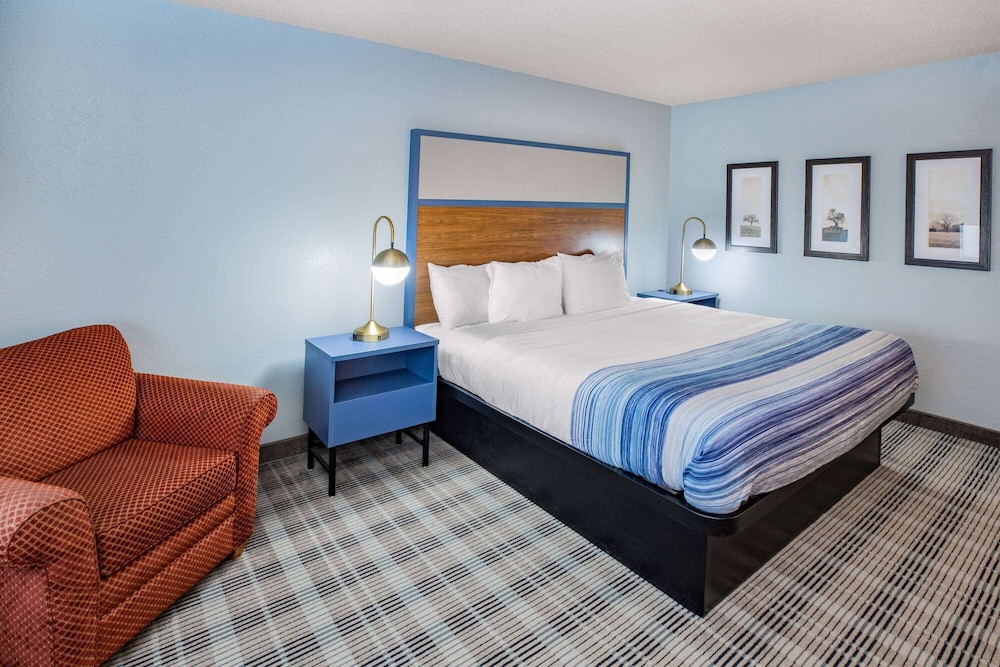 Room, 1 King Bed, Smoking photo 1