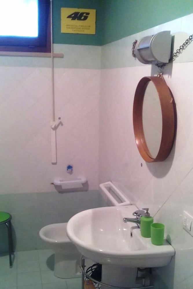 Single Room, Shared Bathroom photo 3