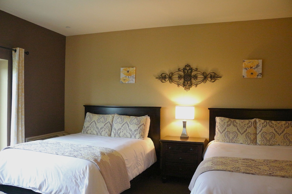 Single Room, 2 Queen Beds, Golf View photo 1