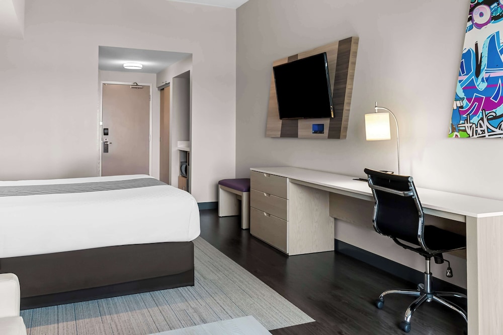 Premier Floor Suite, 1 King Bed, Non Smoking, Refrigerator & Microwave (Larger Room, with Sofabed) - Photo 6