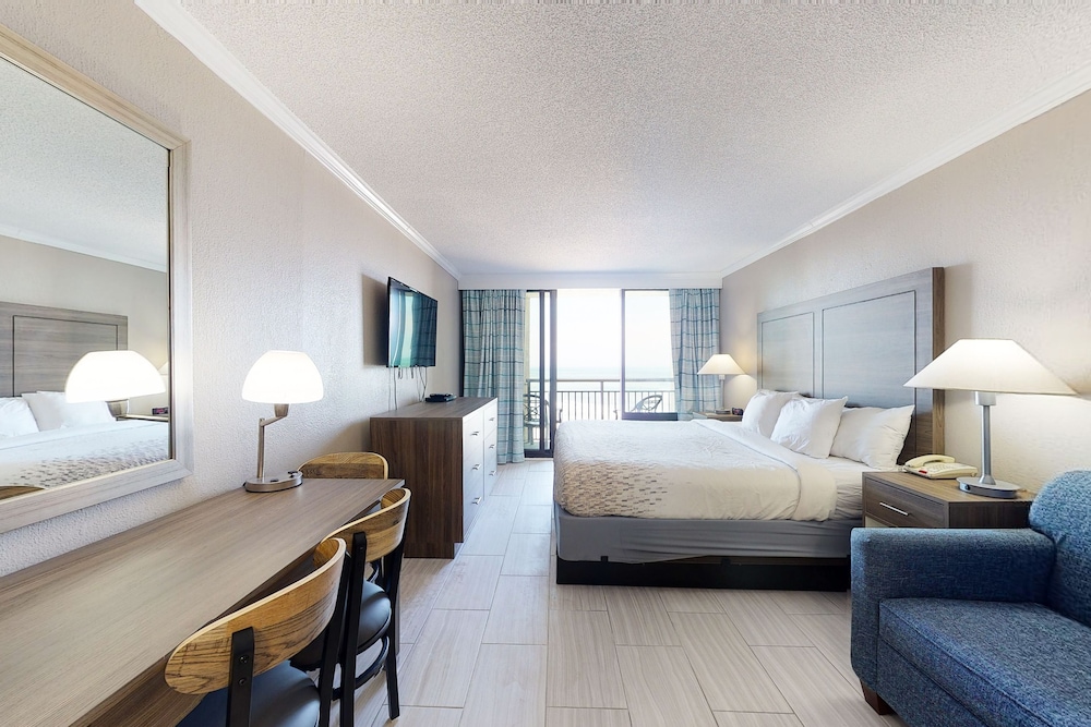 Room (Studio, Deluxe 1 King Bed, Oceanfront) photo 1