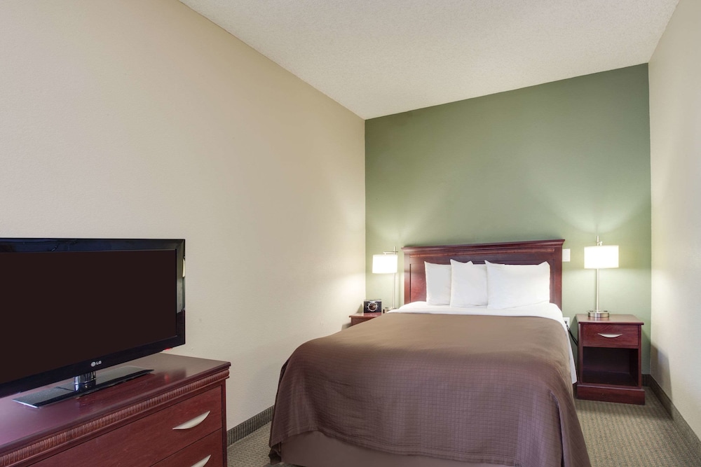 Suite, 1 Queen Bed, Non Smoking - Photo 3