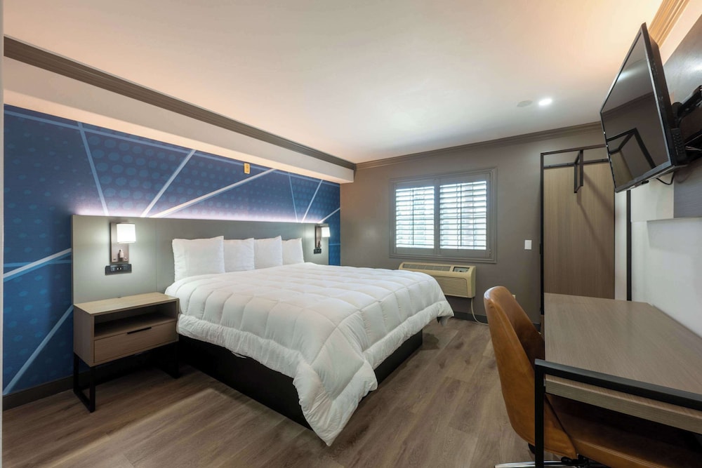 Standard Room, 1 King Bed, Non Smoking - Photo 1