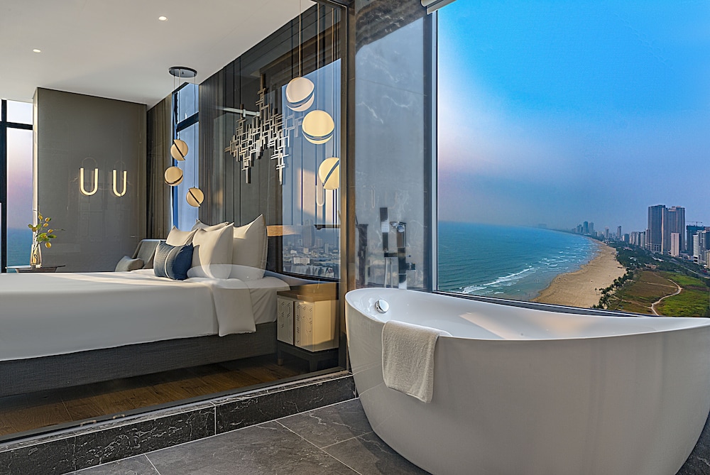 Peninsula Suite