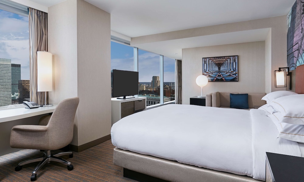 Room, 1 King Bed, City View, Corner (South View) photo 3