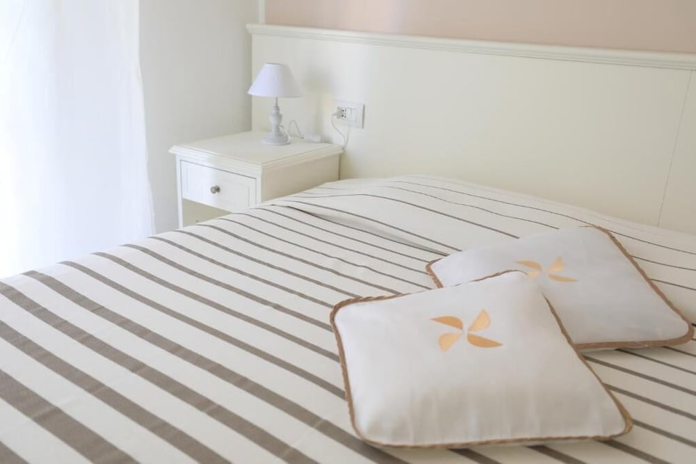 Double or Twin Room, Balcony, Partial Sea View photo 2