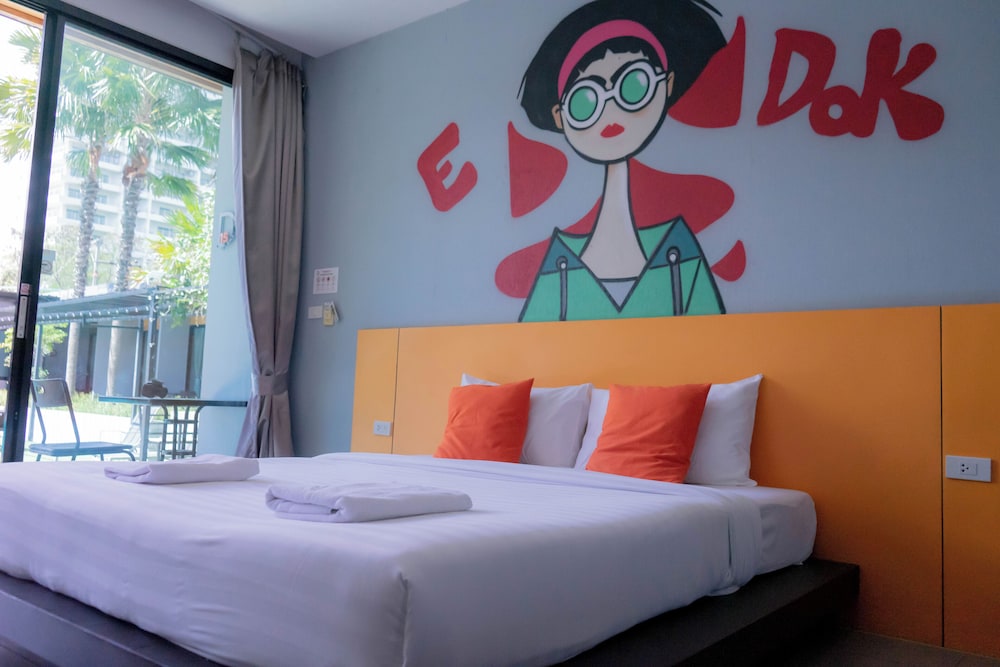 Deluxe Double Room Premium Pool View - Photo 10