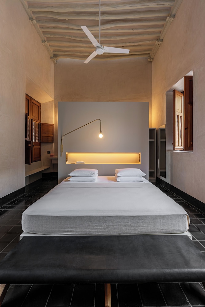 Room (Charming)