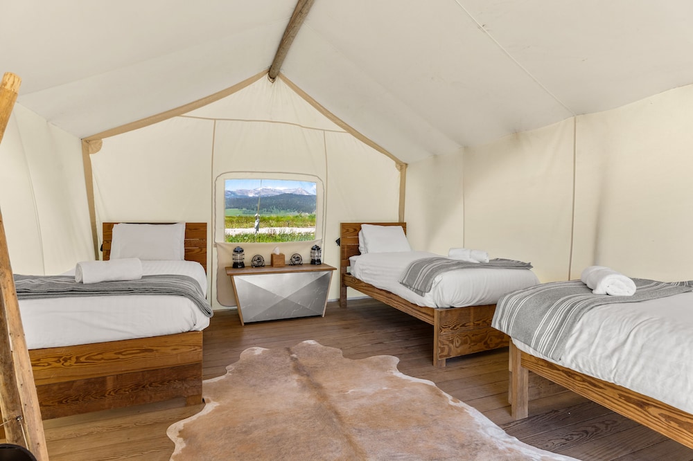 Tent, 3 Twin Beds (Safari)