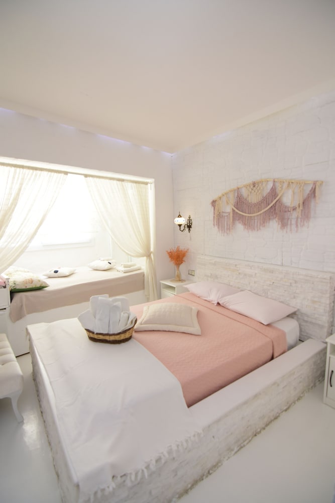 Family Quadruple Room - Photo 8