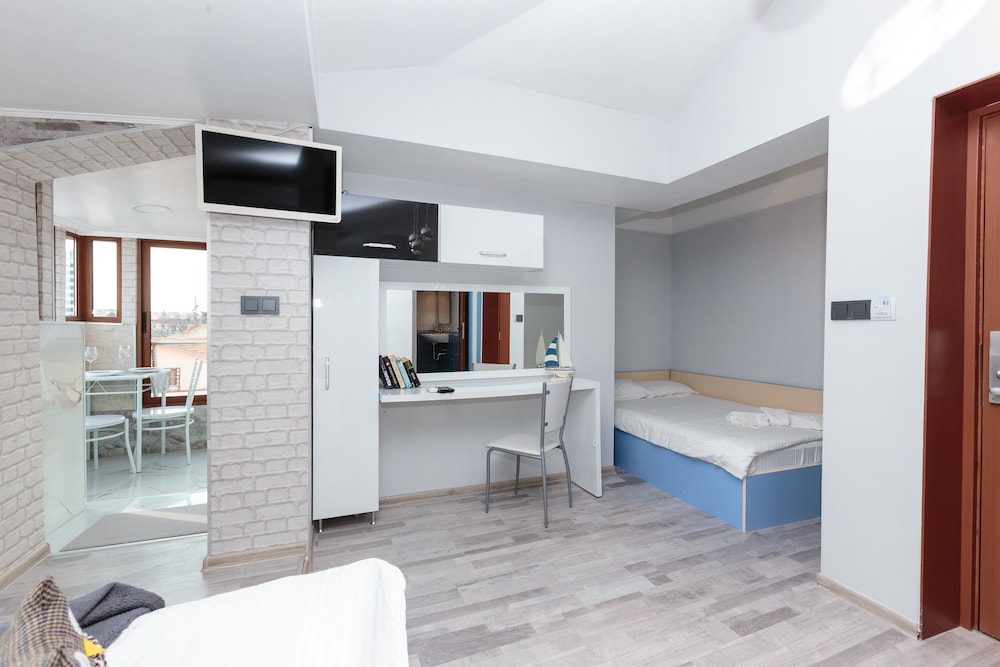 Luxury Triple Room, City View photo 3