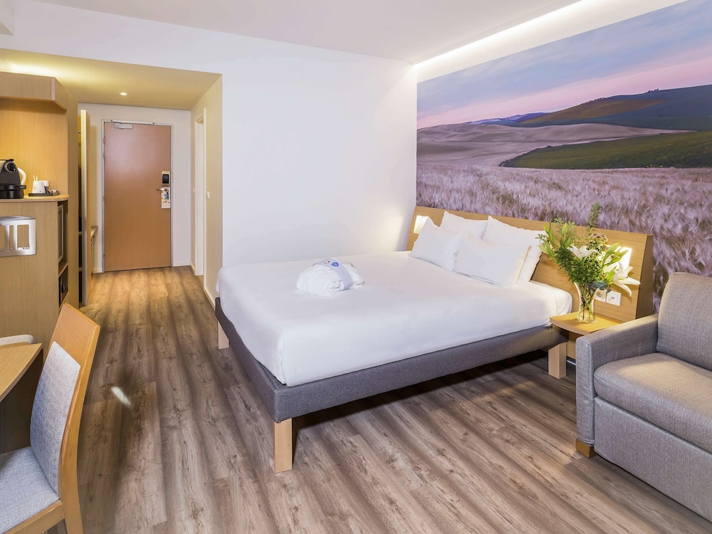 Executive Room, 1 Queen Bed thumbnail 5