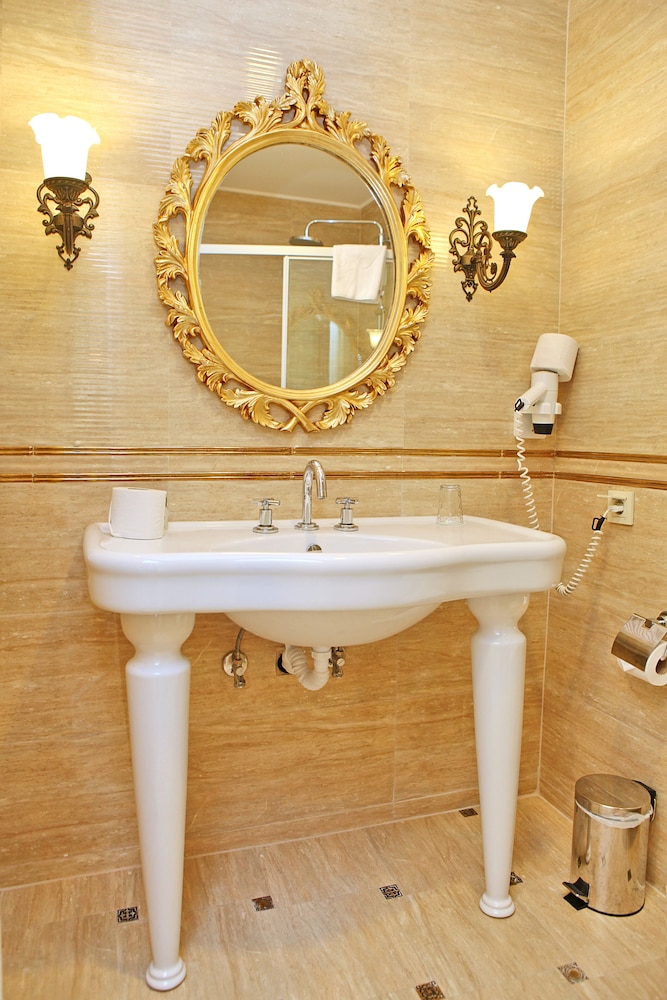 Deluxe Double Twin Room with Balcony - Photo 6
