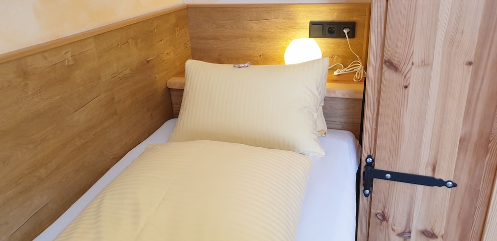 Comfort Single Room, 1 Twin Bed, Non Smoking, Refrigerator photo 3