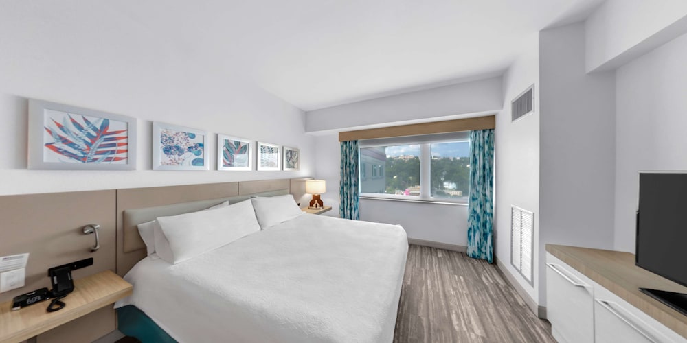 Room, 1 King Bed with Sofa bed, Corner - Photo 1