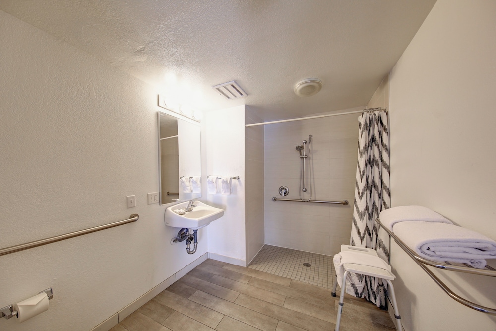 Standard Room, Accessible, City View thumbnail 5