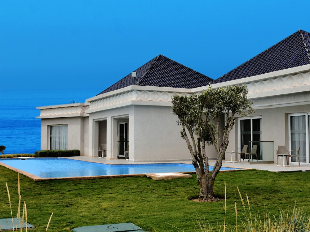 Sea Front with relaxing pool - Photo 2