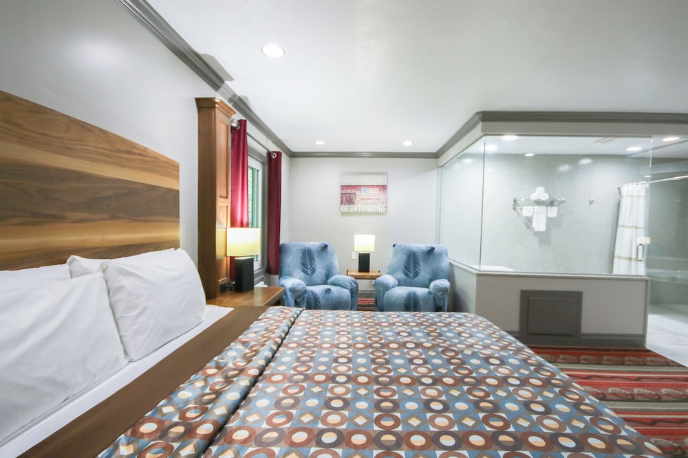 Suite, 1 King Bed, Non Smoking (Jacuzzi Tub) photo 2