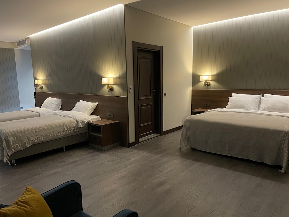 Superior Quadruple Room, Lake View