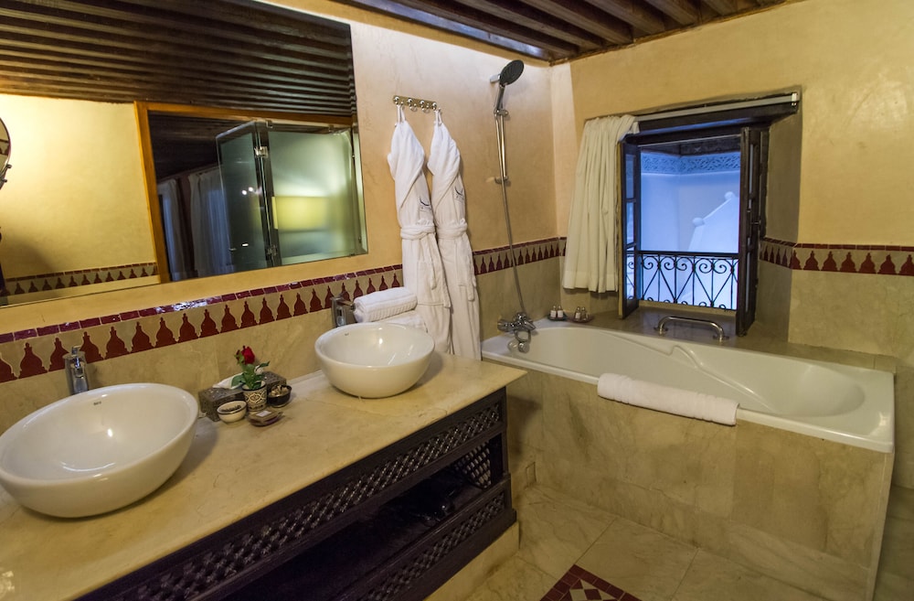 Superior Suite, Private Bathroom, Pool View (Ambassadeur) photo 2