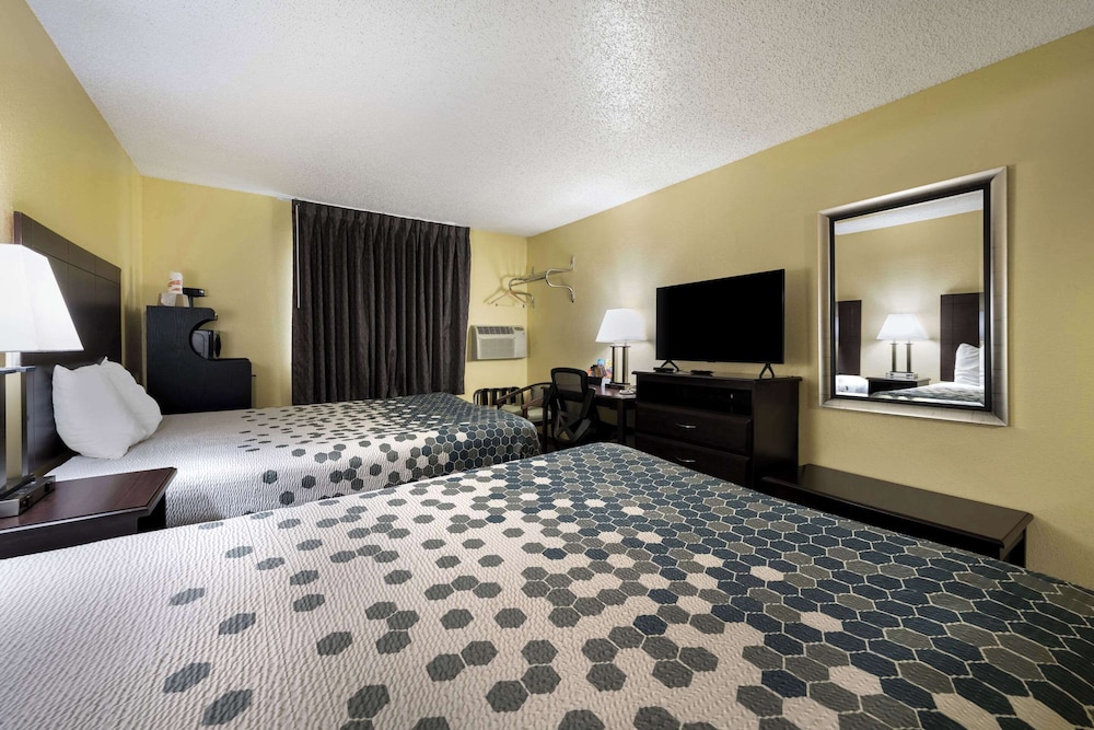 Standard Room, 2 Queen Beds, Non Smoking - Photo 10