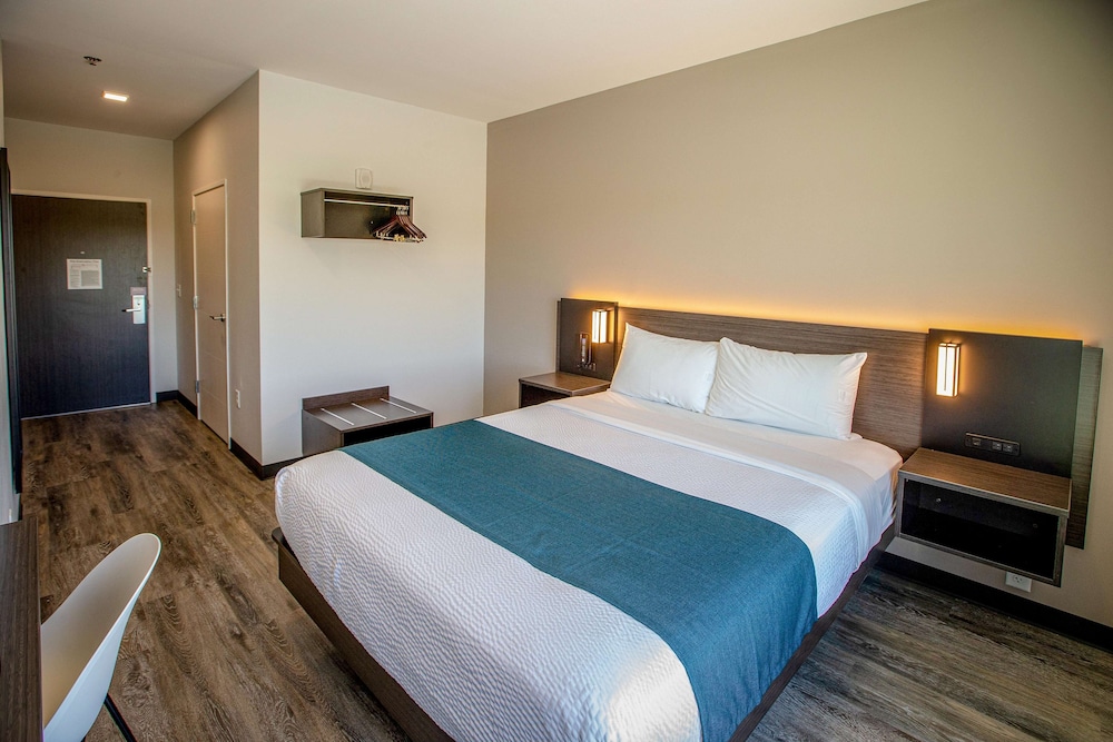 Deluxe Room, 1 Queen Bed, Non Smoking, Refrigerator photo 2