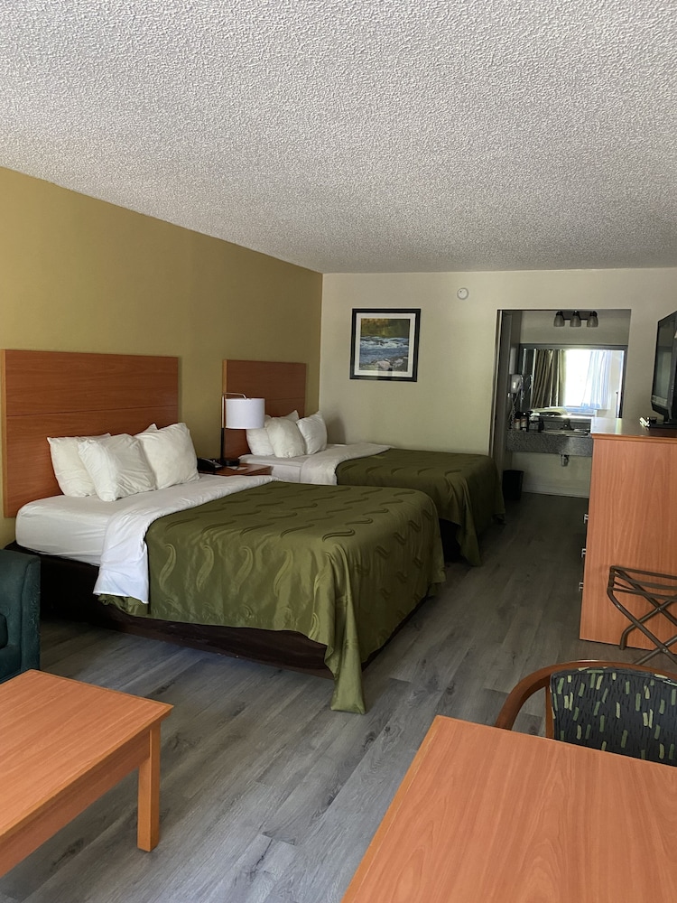 Standard Room, Multiple Beds, Non Smoking - Photo 2