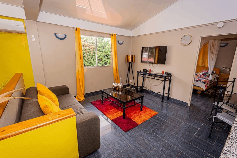 Appartement Deluxe ( Maracudja), 1 très grand lit et 1 canapé-lit, terrasse, côté jardin photo 3