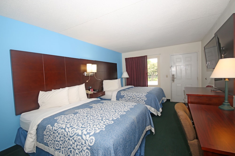 Standard Double Room, 2 Queen Beds, Smoking - Photo 4
