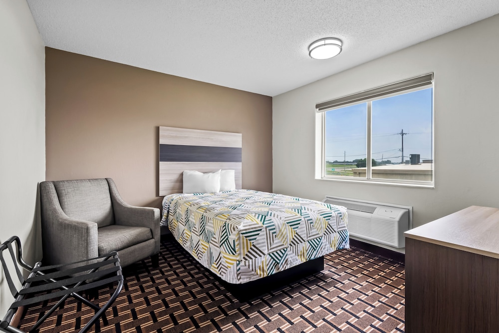 Standard Suite, Multiple Beds, Non Smoking photo 3