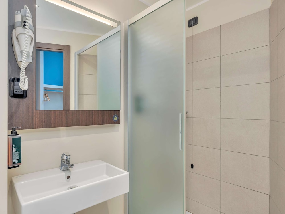 Standard Double Room, Non Smoking, City View thumbnail 6