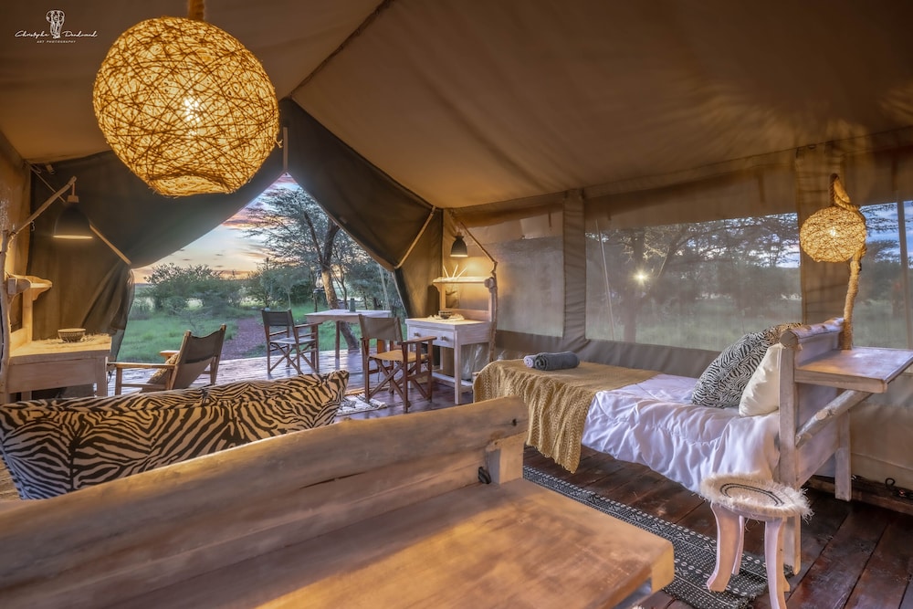 Deluxe Tent, 2 Twin Beds, Private Bathroom, Park View photo 1