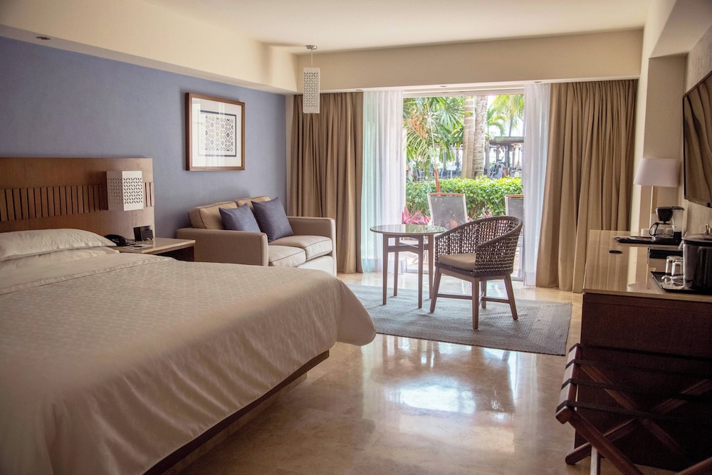 Deluxe Room, 1 King Bed, Garden View (Ground Floor) photo 1