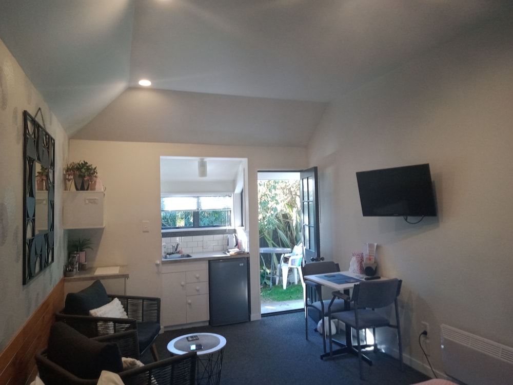 Deluxe Studio, 1 King Bed, Non Smoking, Kitchenette photo 2