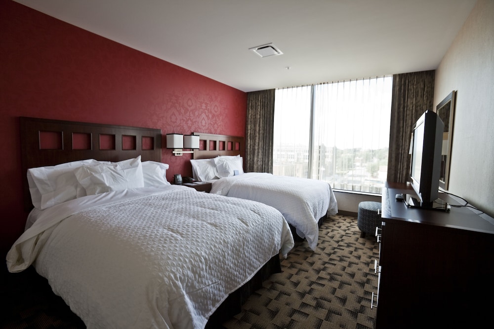 Executive Suite, Corner (2 Queens Beds, 1 Sofa Bed) - Photo 1