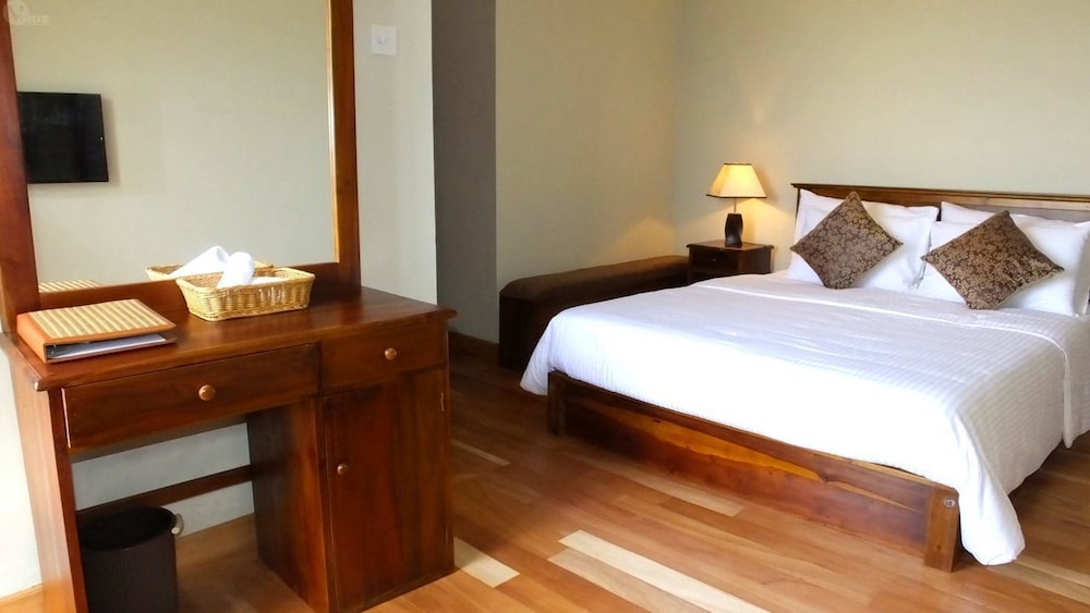 Suite with Bath tub River Mountain view photo 1