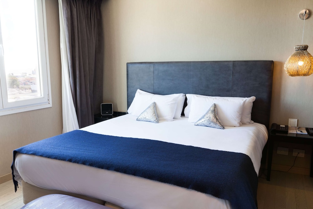 Suite, 1 King Bed, City View photo 1