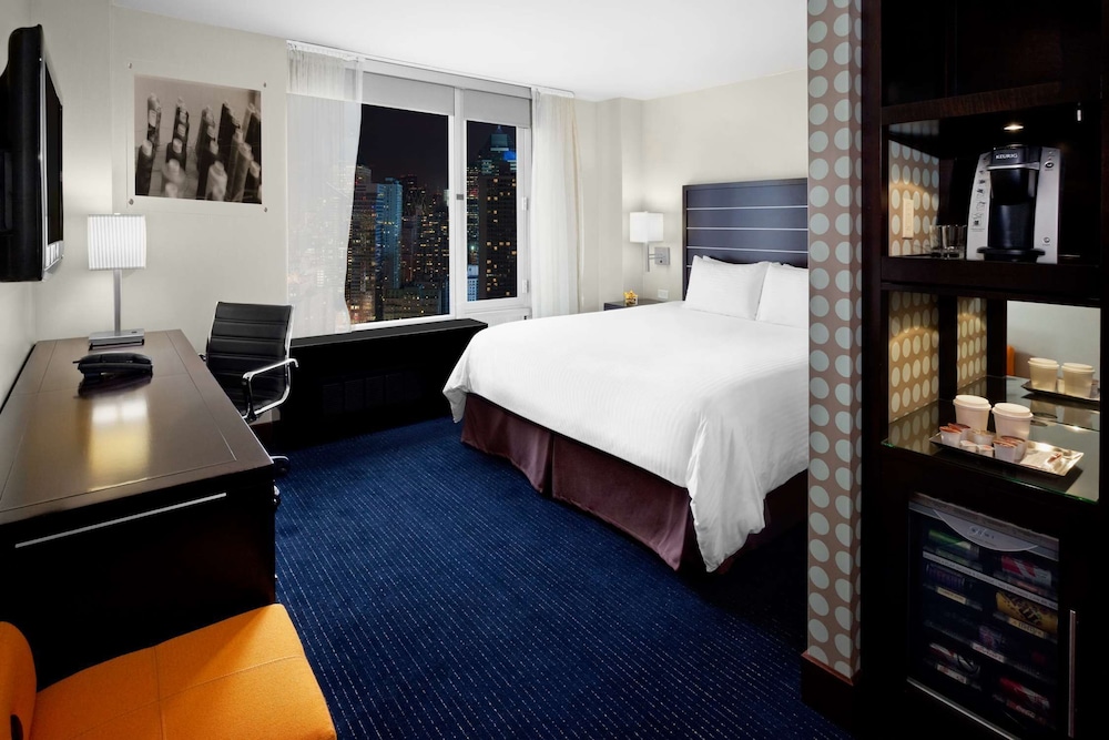 Accessible queen bed room