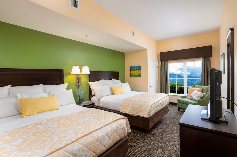 Deluxe Condo, 1 Bedroom, Kitchen, Pool View - Photo 2