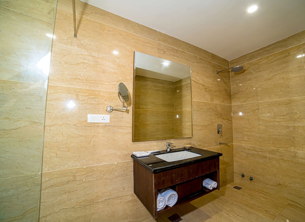 Superior Room, 1 King Bed, Non Smoking - Photo 6