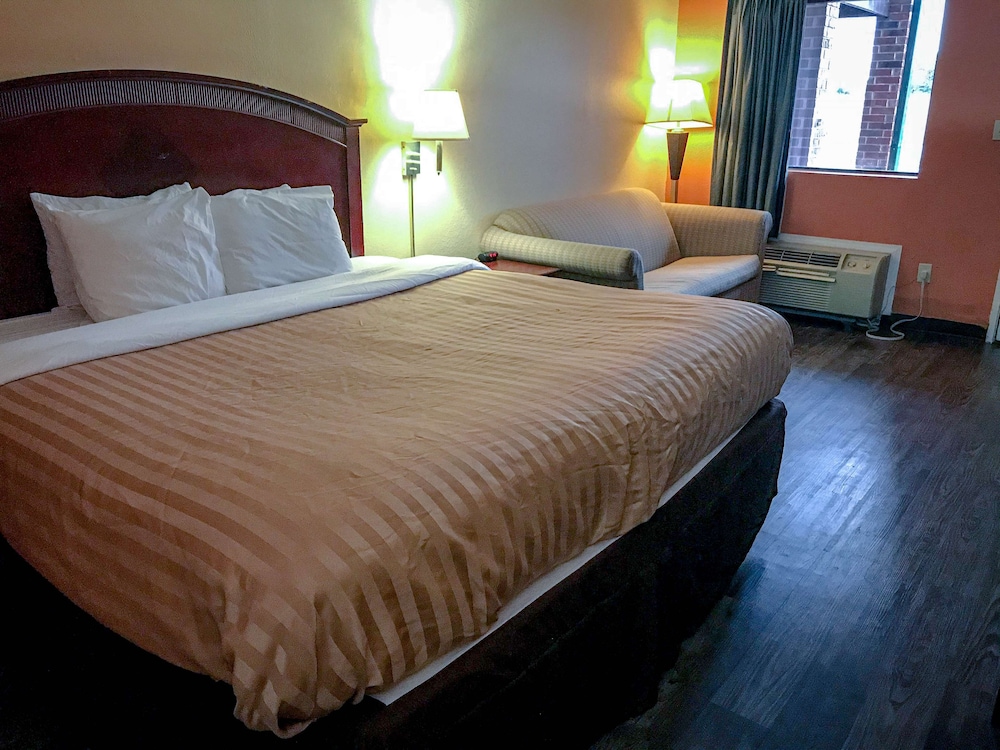 Deluxe Room, 1 King Bed, Accessible, Smoking photo 1