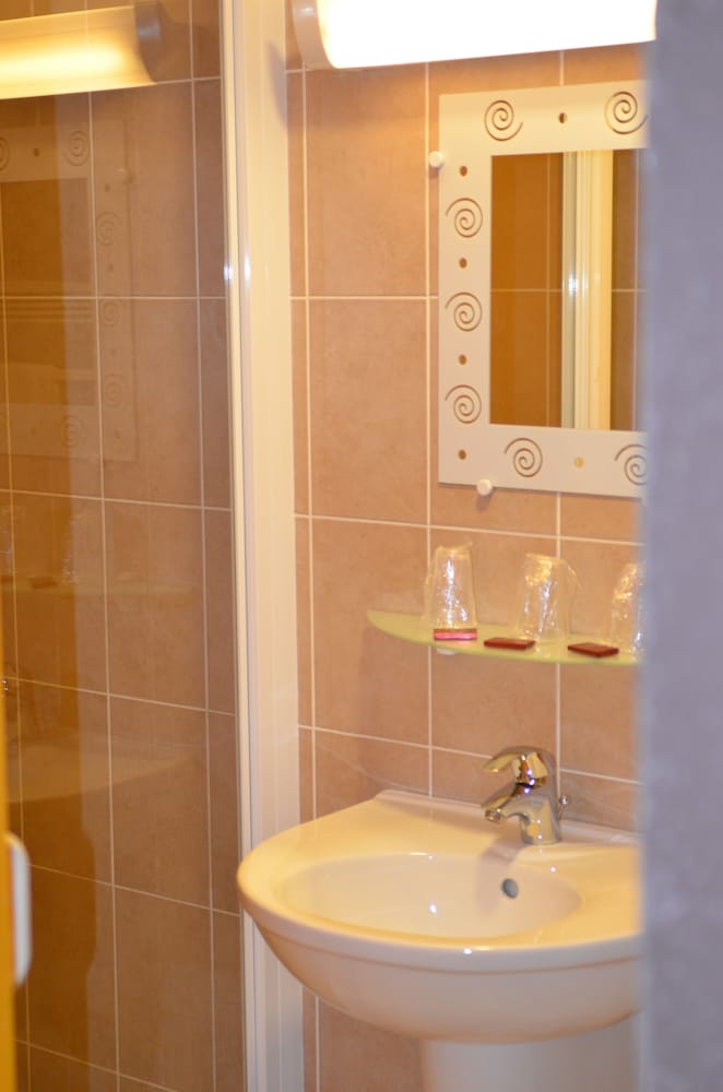 Triple Room, Multiple Beds, Non Smoking photo 2
