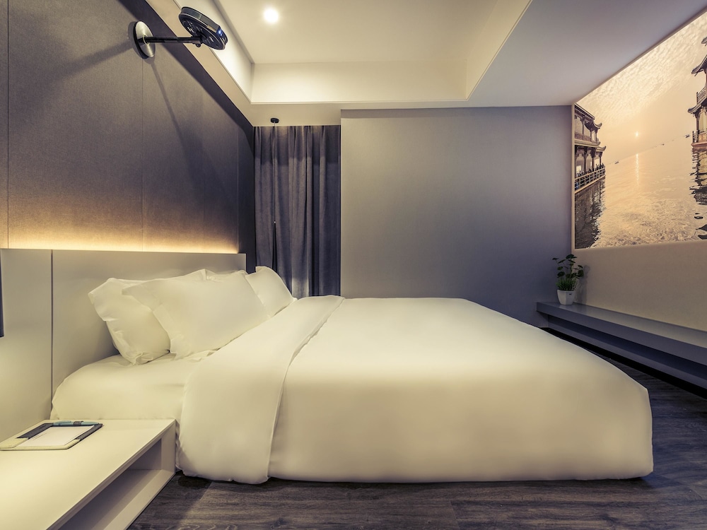 Standard Room, 1 King Bed photo 1
