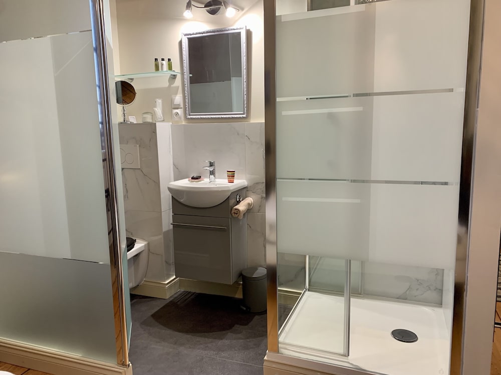 Double Room (Golden) - Photo 11