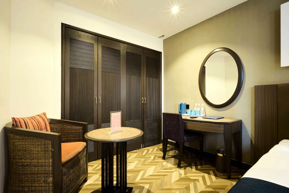 Deluxe Room, 1 King Bed with 1 Single Bed, Non Smoking