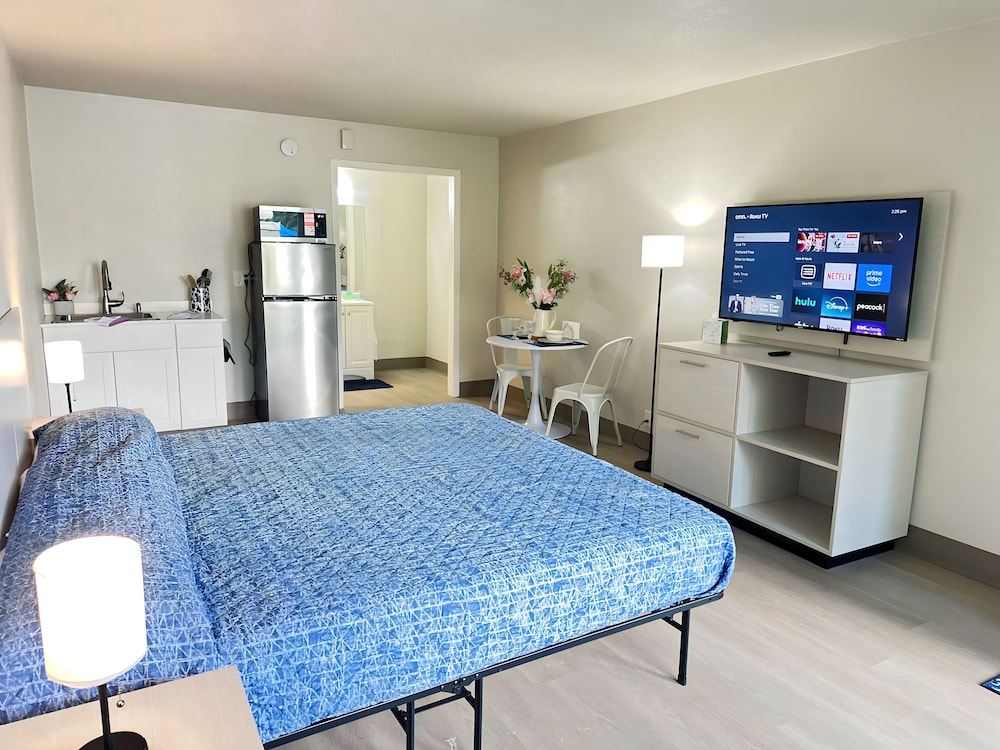 Deluxe Studio, 1 King Bed photo 1