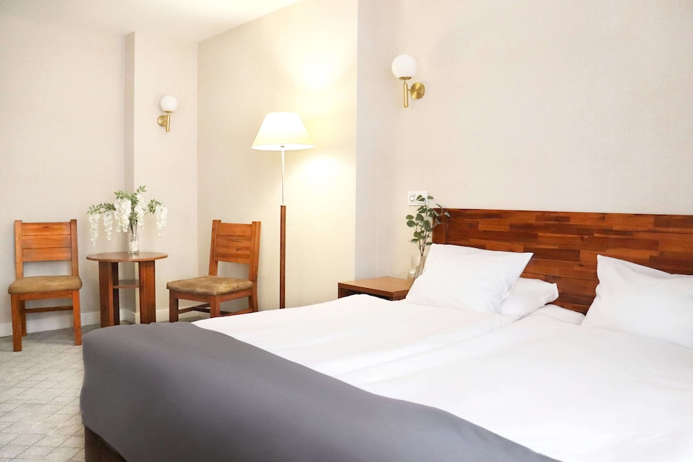 Twin Room - Photo 11