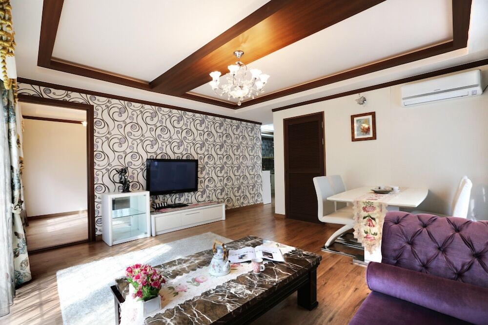 Room (Lavender) photo 2