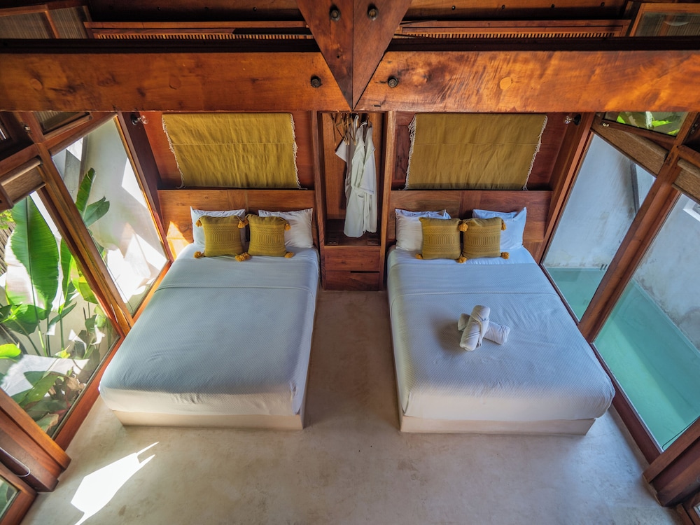 Family Double Room, 2 Queen Beds, Pool View photo 3