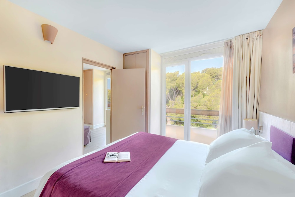 Junior Suite, 1 Queen Bed, Non Smoking, Balcony (with Sofabed) photo 3
